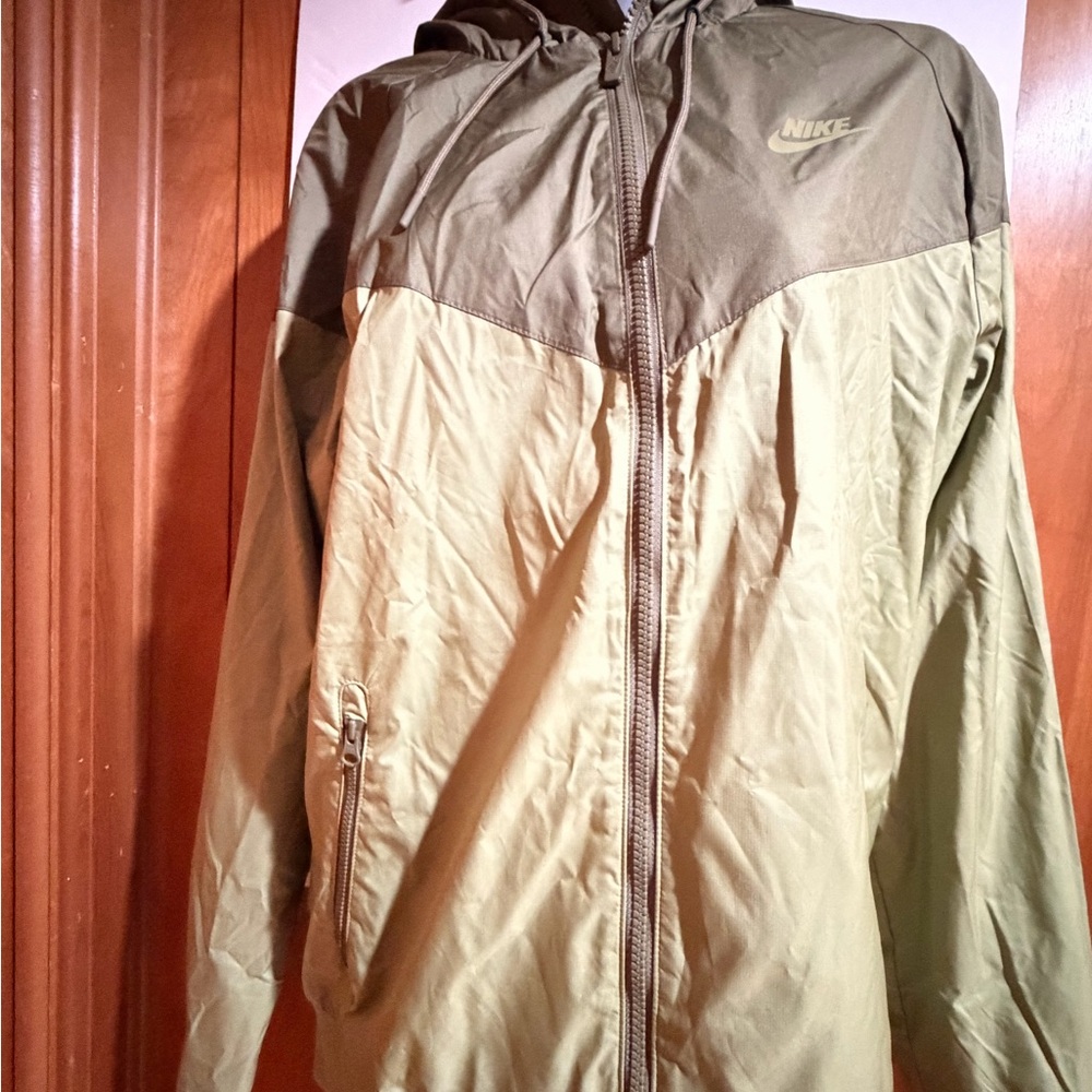 Nike Men's Two-Tone Green Windbreaker